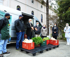 O Governo do Estado realizou na manhã desta quarta-feira (28) a primeira entrega de alimentos do Programa Compra Direta Paraná em Curitiba em 2021. O lançamento simbólico aconteceu no Asilo São Vicente de Paulo, no bairro Juvevê, com produtos da Cooperativa de Agricultores Orgânicos e de Produção Agroecológica (Coaopa). A cerimônia contou com a presença do secretário estadual da Agricultura e do Abastecimento, Norberto Ortigara.   -  Curitiba, 28/07/2021  -  Foto: José Fernando Ogura/AEN