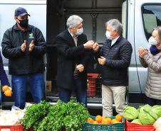 O Governo do Estado realizou na manhã desta quarta-feira (28) a primeira entrega de alimentos do Programa Compra Direta Paraná em Curitiba em 2021. O lançamento simbólico aconteceu no Asilo São Vicente de Paulo, no bairro Juvevê, com produtos da Cooperativa de Agricultores Orgânicos e de Produção Agroecológica (Coaopa). A cerimônia contou com a presença do secretário estadual da Agricultura e do Abastecimento, Norberto Ortigara.   -  Curitiba, 28/07/2021  -  Foto: José Fernando Ogura/AEN