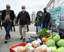 O Governo do Estado realizou na manhã desta quarta-feira (28) a primeira entrega de alimentos do Programa Compra Direta Paraná em Curitiba em 2021. O lançamento simbólico aconteceu no Asilo São Vicente de Paulo, no bairro Juvevê, com produtos da Cooperativa de Agricultores Orgânicos e de Produção Agroecológica (Coaopa). A cerimônia contou com a presença do secretário estadual da Agricultura e do Abastecimento, Norberto Ortigara.   -  Curitiba, 28/07/2021  -  Foto: José Fernando Ogura/AEN