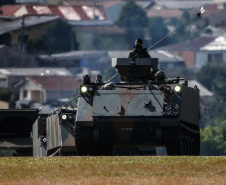 O governador Carlos Massa Ratinho Junior participou nesta quarta-feira (28), no Forte do Pinheirinho, em Curitiba, da cerimônia de troca de comando da 5ª Divisão do Exército (5ª DE). Foto: Jonathan Campos/AEN