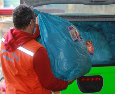 O Governo do Estado entregou nesta quarta-feira (28) duas mil peças arrecadadas por meio da Campanha Aquece Paraná para moradores das ilhas do Litoral. Outras 40 mil peças serão distribuídas pela Defesa Civil estadual ainda nesta semana para famílias das regiões Sul e Centro-Sul, duas das regiões mais frias. Foto: Alessandro Vieira/AEN