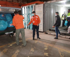 O Governo do Estado entregou nesta quarta-feira (28) duas mil peças arrecadadas por meio da Campanha Aquece Paraná para moradores das ilhas do Litoral. Outras 40 mil peças serão distribuídas pela Defesa Civil estadual ainda nesta semana para famílias das regiões Sul e Centro-Sul, duas das regiões mais frias. Foto: Alessandro Vieira/AEN