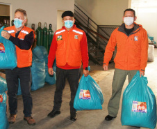 O Governo do Estado entregou nesta quarta-feira (28) duas mil peças arrecadadas por meio da Campanha Aquece Paraná para moradores das ilhas do Litoral. Outras 40 mil peças serão distribuídas pela Defesa Civil estadual ainda nesta semana para famílias das regiões Sul e Centro-Sul, duas das regiões mais frias. Foto: Alessandro Vieira/AEN