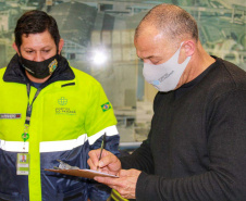O Governo do Estado entregou nesta quarta-feira (28) duas mil peças arrecadadas por meio da Campanha Aquece Paraná para moradores das ilhas do Litoral. Outras 40 mil peças serão distribuídas pela Defesa Civil estadual ainda nesta semana para famílias das regiões Sul e Centro-Sul, duas das regiões mais frias. Foto: Alessandro Vieira/AEN