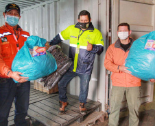 O Governo do Estado entregou nesta quarta-feira (28) duas mil peças arrecadadas por meio da Campanha Aquece Paraná para moradores das ilhas do Litoral. Outras 40 mil peças serão distribuídas pela Defesa Civil estadual ainda nesta semana para famílias das regiões Sul e Centro-Sul, duas das regiões mais frias. Foto: Alessandro Vieira/AEN
