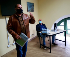 A Portos do Paraná deu início às ações do programa de recuperação de áreas de preservação permanente nas regiões de Paranaguá e Antonina e conservar matas nativas. Nesta terça-feira, representantes da empresa estiveram em Antonina para apresentar os responsáveis pelo programa e tratar do apoio da prefeitura do município e da adesão da população.  -  Paranaguá, 28/07/2021  -  Foto: Pierpaolo Nota/ Portos do Paraná
