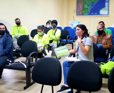 A Portos do Paraná deu início às ações do programa de recuperação de áreas de preservação permanente nas regiões de Paranaguá e Antonina e conservar matas nativas. Nesta terça-feira, representantes da empresa estiveram em Antonina para apresentar os responsáveis pelo programa e tratar do apoio da prefeitura do município e da adesão da população.  -  Paranaguá, 28/07/2021  -  Foto: Pierpaolo Nota/ Portos do Paraná