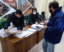 O Departamento de Estradas de Rodagem do Paraná (DER/PR) abriu nesta quarta-feira (28) os envelopes com as propostas técnicas de duas licitações para elaborar os projetos de engenharia da restauração e ampliação da capacidade da PR-317, entre Iguaraçu e a divisa com São Paulo, na região Noroeste do Estado. O trecho tem 70,13 quilômetros de extensão.  -  curitiba, 28/07/2021  -  foto: DER-PR