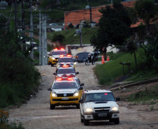Nos últimos 23 dias, as equipes de unidades da Polícia Militar localizaram 564 pessoas com mandados de prisão (adultos) e de busca e apreensão em aberto (adolescentes) em todo o estado