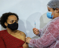 Mais de 6 milhões de paranaenses já foram imunizados, quase 70% da população adulta     Foto: Jose Fernando Ogura /AEN
