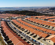 O governador Carlos Massa Ratinho Junior entregou nesta sexta-feira (30) 454 habitações do programa federal Casa Verde e Amarela em Ponta Grossa, nos Campos Gerais. O Residencial Porto Belvedere beneficia 1,8 mil pessoas na região. Foto: Jonathan Campos/AEN