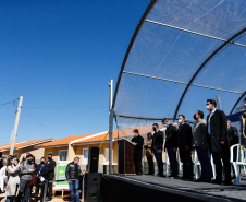 O governador Carlos Massa Ratinho Junior entregou nesta sexta-feira (30) 454 habitações do programa federal Casa Verde e Amarela em Ponta Grossa, nos Campos Gerais. O Residencial Porto Belvedere beneficia 1,8 mil pessoas na região.
Foto: Jonathan Campos/AEN