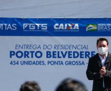 O governador Carlos Massa Ratinho Junior entregou nesta sexta-feira (30) 454 habitações do programa federal Casa Verde e Amarela em Ponta Grossa, nos Campos Gerais. O Residencial Porto Belvedere beneficia 1,8 mil pessoas na região.
Foto: Jonathan Campos/AEN