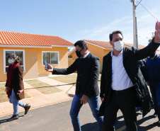 O governador Carlos Massa Ratinho Junior entregou nesta sexta-feira (30) 454 habitações do programa federal Casa Verde e Amarela em Ponta Grossa, nos Campos Gerais. O Residencial Porto Belvedere beneficia 1,8 mil pessoas na região.
Foto: Jonathan Campos/AEN