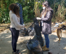 Nesta sexta-feira (30), 115 quilos de lixo foram recolhidos do manguezal, na Ilha do Teixeira, em Paranaguá. A ação integra o Programa de Monitoramento de Manguezais da Portos do Paraná. Foto: Pierpaolo Nota/ Portos do Paraná