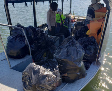 Nesta sexta-feira (30), 115 quilos de lixo foram recolhidos do manguezal, na Ilha do Teixeira, em Paranaguá. A ação integra o Programa de Monitoramento de Manguezais da Portos do Paraná. Foto: Pierpaolo Nota/ Portos do Paraná