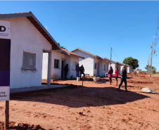 Dez famílias que vivem em condições precárias no distrito de Jangada, em Cafezal do Sul, receberão em breve as chaves de novas moradias. Nesta sexta-feira (30), técnicos da Cohapar vistoriaram a obra, que está com 70% do cronograma concluído e envolve investimentos de R$ 875 mil do Governo do Estado. (Foto: Silvio Rodacki/Cohapar)