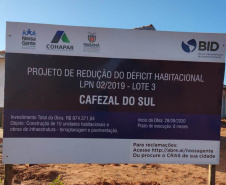 Dez famílias que vivem em condições precárias no distrito de Jangada, em Cafezal do Sul, receberão em breve as chaves de novas moradias. Nesta sexta-feira (30), técnicos da Cohapar vistoriaram a obra, que está com 70% do cronograma concluído e envolve investimentos de R$ 875 mil do Governo do Estado. (Foto: Silvio Rodacki/Cohapar)