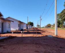 Dez famílias que vivem em condições precárias no distrito de Jangada, em Cafezal do Sul, receberão em breve as chaves de novas moradias. Nesta sexta-feira (30), técnicos da Cohapar vistoriaram a obra, que está com 70% do cronograma concluído e envolve investimentos de R$ 875 mil do Governo do Estado. (Foto: Silvio Rodacki/Cohapar)
