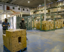 Um total de 329.380 doses de vacinas contra a Covid-19 já estão no Centro de Medicamentos do Paraná (Cemepar), em Curitiba. O lote, que desta vez foi encaminhado pelo Ministério da Saúde via terrestre, chegou na tarde deste sábado (31), às 16 horas.
Foto Gilson Abreu/AEN