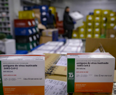 Um total de 329.380 doses de vacinas contra a Covid-19 já estão no Centro de Medicamentos do Paraná (Cemepar), em Curitiba. O lote, que desta vez foi encaminhado pelo Ministério da Saúde via terrestre, chegou na tarde deste sábado (31), às 16 horas.Foto Gilson Abreu/AEN