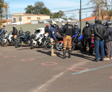 O Batalhão de Polícia de Trânsito (BPTran) e o Departamento de Trânsito do Paraná (Detran-PR) , juntamente com outros órgãos ligados ao trânsito urbano, promoveram uma manhã de instrução gratuita para quem usa a moto como ferramenta de trabalho.
Foto: Alessandro Vieira/AEN  