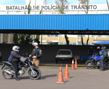 O Batalhão de Polícia de Trânsito (BPTran) e o Departamento de Trânsito do Paraná (Detran-PR) , juntamente com outros órgãos ligados ao trânsito urbano, promoveram uma manhã de instrução gratuita para quem usa a moto como ferramenta de trabalho.
Foto: Alessandro Vieira/AEN  