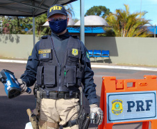 O Batalhão de Polícia de Trânsito (BPTran) e o Departamento de Trânsito do Paraná (Detran-PR) , juntamente com outros órgãos ligados ao trânsito urbano, promoveram uma manhã de instrução gratuita para quem usa a moto como ferramenta de trabalho.
Foto: Alessandro Vieira/AEN  