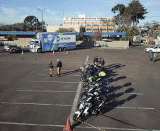 O Batalhão de Polícia de Trânsito (BPTran) e o Departamento de Trânsito do Paraná (Detran-PR) , juntamente com outros órgãos ligados ao trânsito urbano, promoveram uma manhã de instrução gratuita para quem usa a moto como ferramenta de trabalho.
Foto: Alessandro Vieira/AEN  