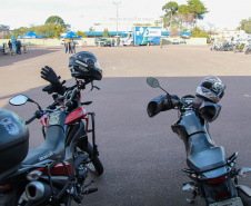 O Batalhão de Polícia de Trânsito (BPTran) e o Departamento de Trânsito do Paraná (Detran-PR) , juntamente com outros órgãos ligados ao trânsito urbano, promoveram uma manhã de instrução gratuita para quem usa a moto como ferramenta de trabalho.
Foto: Alessandro Vieira/AEN  