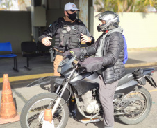 O Batalhão de Polícia de Trânsito (BPTran), juntamente com outros órgãos ligados ao trânsito urbano, promoveu uma manhã de instrução gratuita para motoboys e motofretistas no sábado (31/07). O projeto Trampo Seguro foi desenvolvido para que os usuários de motos conheçam melhor o veículo, as habilidades de condução para evitar acidentes e a legislação de trânsito. Foto: BPTRAN