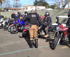 O Batalhão de Polícia de Trânsito (BPTran), juntamente com outros órgãos ligados ao trânsito urbano, promoveu uma manhã de instrução gratuita para motoboys e motofretistas no sábado (31/07). O projeto Trampo Seguro foi desenvolvido para que os usuários de motos conheçam melhor o veículo, as habilidades de condução para evitar acidentes e a legislação de trânsito. Foto: BPTRAN