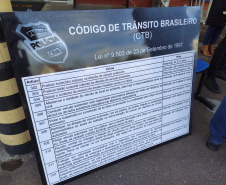 O Batalhão de Polícia de Trânsito (BPTran), juntamente com outros órgãos ligados ao trânsito urbano, promoveu uma manhã de instrução gratuita para motoboys e motofretistas no sábado (31/07). O projeto Trampo Seguro foi desenvolvido para que os usuários de motos conheçam melhor o veículo, as habilidades de condução para evitar acidentes e a legislação de trânsito. Foto: BPTRAN