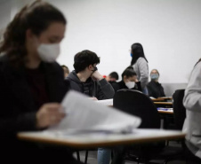 Aconteceu neste domingo (1°) o Vestibular da Unioeste 2021. As provas foram realizadas em sete cidades simultaneamente ? Cascavel, Curitiba, Foz do Iguaçu, Francisco Beltrão, Marechal Cândido Rondon, Maringá,  e Toledo. Dos 10766 inscritos, 2.484 dos candidatos não compareceram aos locais de provas, uma abstenção de 23,07%.  -  Cascavel, 02/08/2021  -  Foto: Victor Hugo Ribas Jr