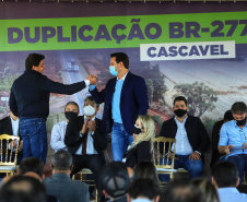 Um dos trechos mais movimentados da BR-277, em Cascavel, na Região Oeste, começou oficialmente a ser requalificado. O governador Carlos Massa Ratinho Junior participou nesta segunda-feira (02) do lançamento da pedra fundamental das obras de duplicação da rodovia.  -  Cascavel, 02/08/2021  -  Foto: José Fernando Ogura/AEN