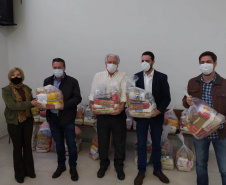 O secretário do Desenvolvimento Sustentável e do Turismo (Sedest), Márcio Nunes, entregou, nesta segunda-feira (02), alimentos e rações para instituições de Umuarama, o Noroeste do Estado.  -  Curitiba, 02/08/2021   -  Foto: SEDEST