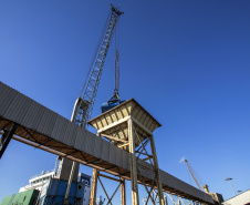 Uma operação diferente chama a atenção no Porto de Paranaguá, nesta semana