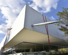 A  intervenção "Tramas Vitais", do artista curitibano Geraldo Zamproni. A instalação - uma agulha com linha, em grande escala, atravessada numa das paredes externas do Museu Oscar Niemeyer (MON) - faz parte da Bienal Internacional de Arte Contemporânea do Sul (BIENALSUR) 2021.Curitiba, 03 de agosto de 2021.Foto: Kraw Penas/SECC
