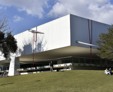 A  intervenção "Tramas Vitais", do artista curitibano Geraldo Zamproni. A instalação - uma agulha com linha, em grande escala, atravessada numa das paredes externas do Museu Oscar Niemeyer (MON) - faz parte da Bienal Internacional de Arte Contemporânea do Sul (BIENALSUR) 2021.Curitiba, 03 de agosto de 2021.Foto: Kraw Penas/SECC