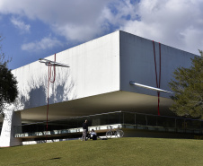 A  intervenção "Tramas Vitais", do artista curitibano Geraldo Zamproni. A instalação - uma agulha com linha, em grande escala, atravessada numa das paredes externas do Museu Oscar Niemeyer (MON) - faz parte da Bienal Internacional de Arte Contemporânea do Sul (BIENALSUR) 2021.Curitiba, 03 de agosto de 2021.Foto: Kraw Penas/SECC