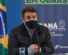 O secretário de Infraestrutura e Logística, Sandro Alex, atende a imprensa nesta quinta-feira (5) para esclarecer a nova modelagem das concessões de rodovias do Paraná.  Na foto, o  diretor-geral do DER-PR, Fernando Furiatti    05/08/2021. Foto: Geraldo Bubniak/AEN