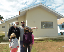 O aluguel e as condições precárias não são mais motivos de preocupação para 30 famílias de São João do Triunfo, que receberam nesta quinta-feira (5) as chaves da casa própria. A partir de agora, elas são as proprietárias das moradias do Residencial José Euclides dos Santos Neto, um empreendimento do Governo do Estado que recebeu R$ 2,5 milhões de investimento do programa Casa Fácil Paraná.  -  Curitiba, 05/08/2021  -  Foto: Guilherme Santos/Cohapar