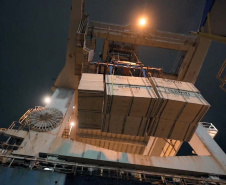 Madeira volta a ser embarcada direto no porão do navio no Porto de Paranaguá . Foto: Divulgação/TCP