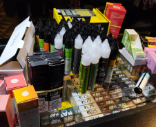 Três pessoas foram presas e mais de 860 cigarros eletrônicos e mais de 6 mil essências de narguilé foram apreendidos durante uma operação que envolveu a Ação Integrada de Fiscalização Urbana (AIFU), a Receita Federal, o Procon, a Secretaria de Justiça, Família e Trabalho (SEJUF) e a Secretaria Municipal do Urbanismo nesta quinta-feira (05/08)