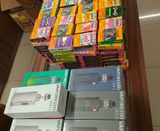 Três pessoas foram presas e mais de 860 cigarros eletrônicos e mais de 6 mil essências de narguilé foram apreendidos durante uma operação que envolveu a Ação Integrada de Fiscalização Urbana (AIFU), a Receita Federal, o Procon, a Secretaria de Justiça, Família e Trabalho (SEJUF) e a Secretaria Municipal do Urbanismo nesta quinta-feira (05/08)