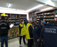 Três pessoas foram presas e mais de 860 cigarros eletrônicos e mais de 6 mil essências de narguilé foram apreendidos durante uma operação que envolveu a Ação Integrada de Fiscalização Urbana (AIFU), a Receita Federal, o Procon, a Secretaria de Justiça, Família e Trabalho (SEJUF) e a Secretaria Municipal do Urbanismo nesta quinta-feira (05/08)