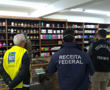 Três pessoas foram presas e mais de 860 cigarros eletrônicos e mais de 6 mil essências de narguilé foram apreendidos durante uma operação que envolveu a Ação Integrada de Fiscalização Urbana (AIFU), a Receita Federal, o Procon, a Secretaria de Justiça, Família e Trabalho (SEJUF) e a Secretaria Municipal do Urbanismo nesta quinta-feira (05/08)