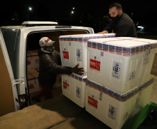 O Paraná recebeu mais 136.500 doses da AstraZeneca/Fiocruz na noite desta sexta-feira (6). Os imunizantes contra a Covid-19 chegaram no Aeroporto Internacional Afonso Pena, em São José dos Pinhais, por volta das 20 horas, complementando a 35ª pauta de distribuição do Ministério da Saúde.  -  Curitiba, 06/08/2021  - Foto: Ari Dias/AEN