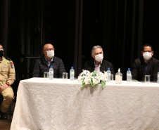 O secretário da Segurança Pública do Paraná,Romulo Marinho Soares, participou da Assembléia Geral de Prefeitos do Consórcio Intermunicipal da Apa Federal do Noroeste do Paraná (Comafen). A reunião ocorreu nesta sexta-feira (06/08), no município de Loanda, e contou com a presença do Deputado Estadual, Luiz Claudio Romanelli, e de prefeitos do noroeste e representantes locais para discutir melhorias na área da Segurança Pública. -  Loanda, 06/08/2021  -  Foto: SESP-PR