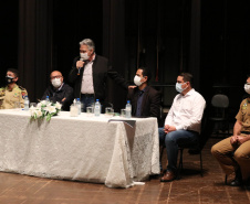 O secretário da Segurança Pública do Paraná,Romulo Marinho Soares, participou da Assembléia Geral de Prefeitos do Consórcio Intermunicipal da Apa Federal do Noroeste do Paraná (Comafen). A reunião ocorreu nesta sexta-feira (06/08), no município de Loanda, e contou com a presença do Deputado Estadual, Luiz Claudio Romanelli, e de prefeitos do noroeste e representantes locais para discutir melhorias na área da Segurança Pública. -  Loanda, 06/08/2021  -  Foto: SESP-PR